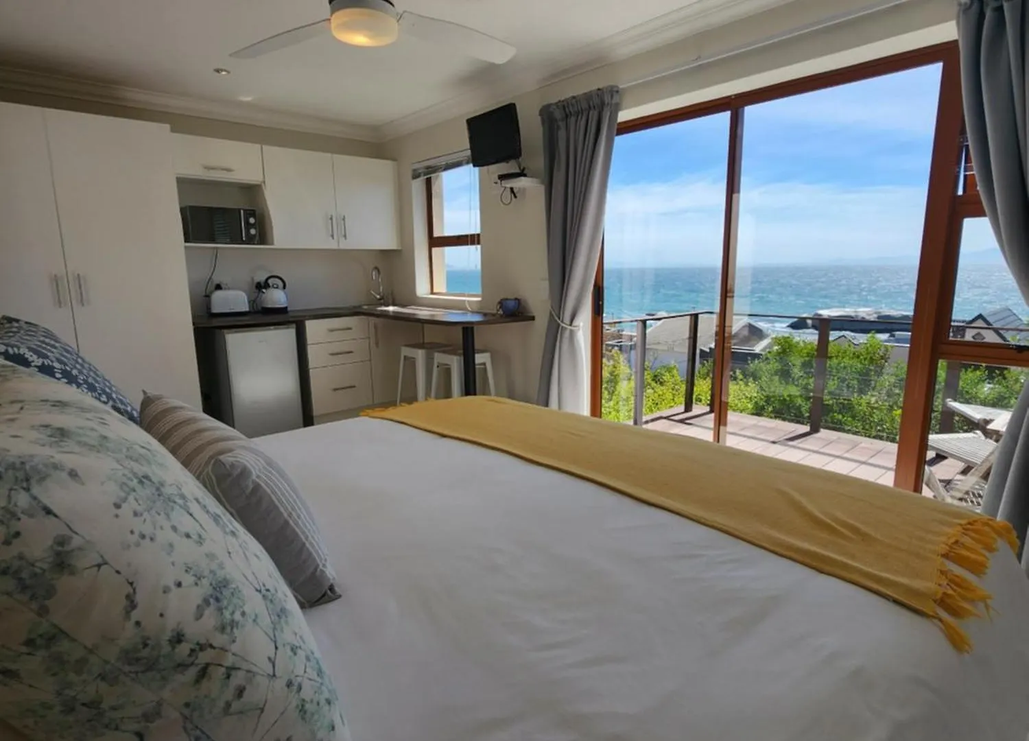 The Tides Bed & Breakfast Simonʼs Town